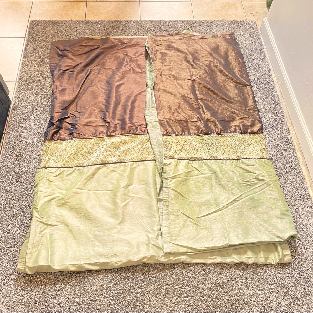 Bed Bath & Beyond 2 Wall/Window Curtain Set